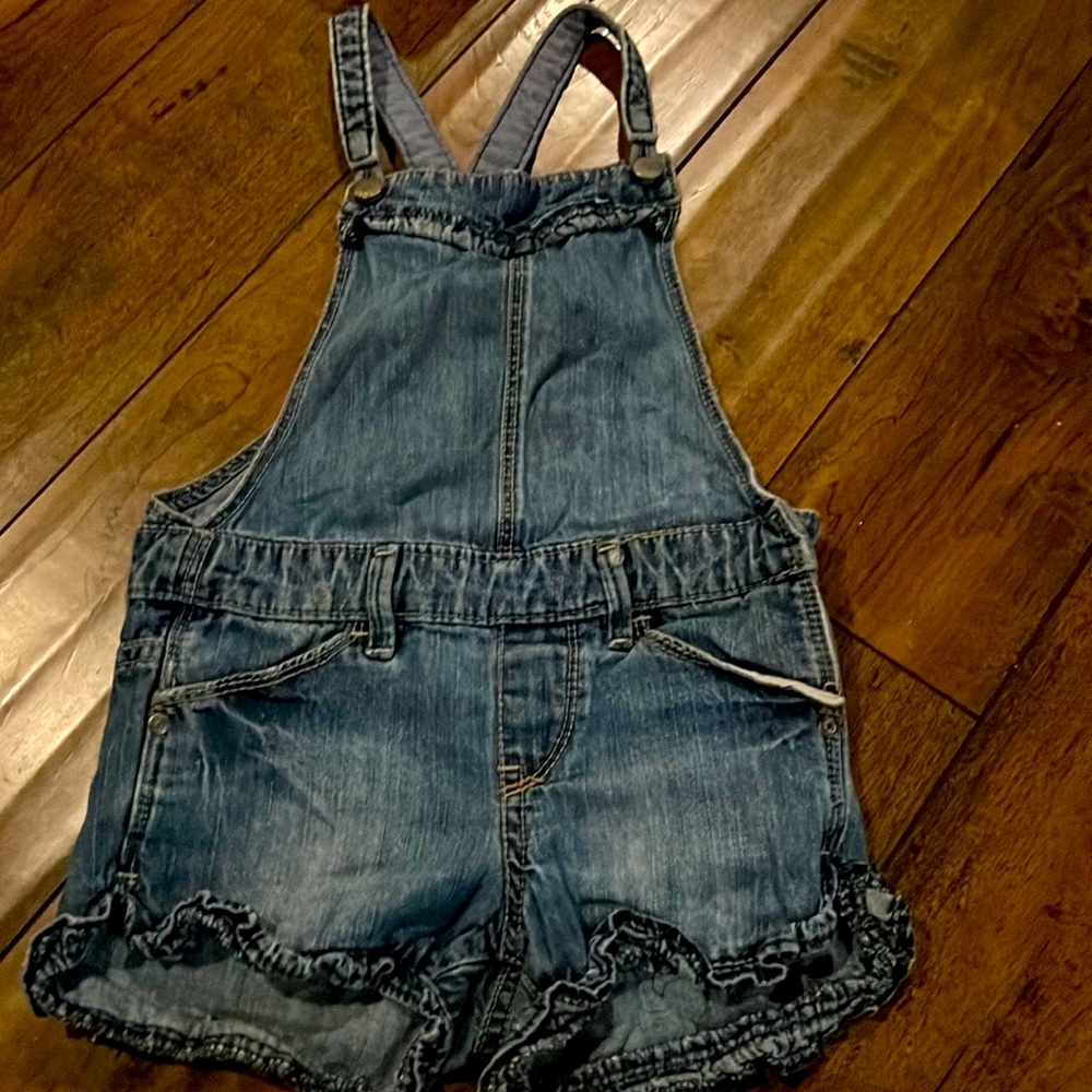 Gap overall shorts ruffle bottom